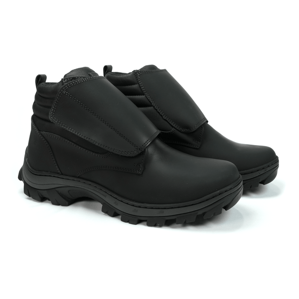 Bota Motociclista Masculina ThaBel Road Trail Velcro Preta com CA, fechamento em velcro sem cadarço, solado resistente a óleo para motociclistas.