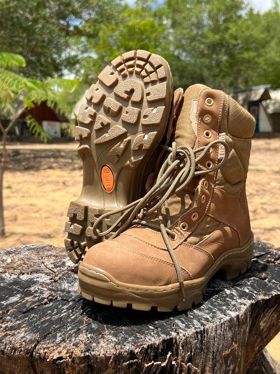 O Melhor Coturno do Exército Brasileiro para Aventura em terreno acidentado, destacando solado robusto e design durável.