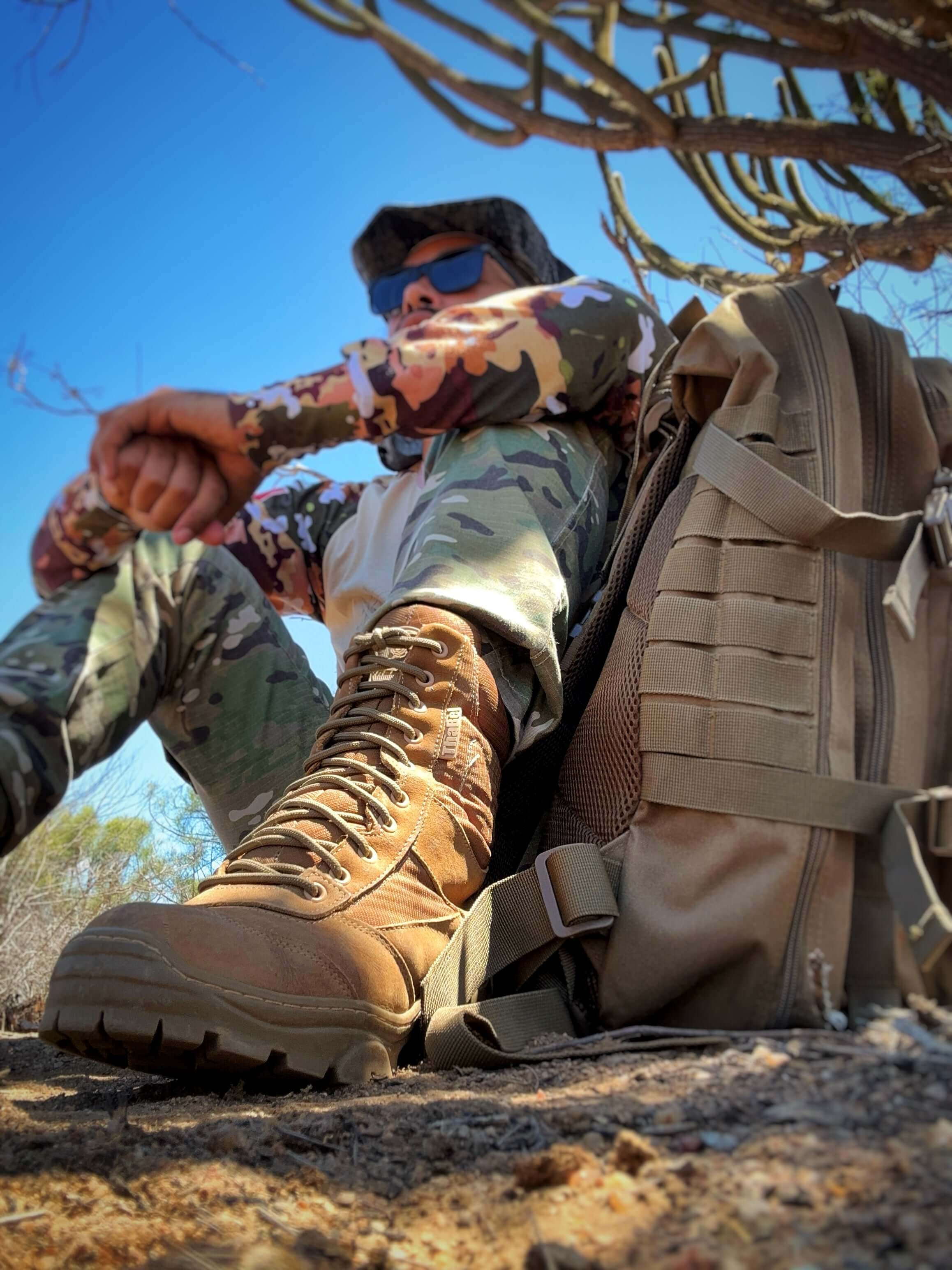 Homem usando coturno militar masculino em cenário ao ar livre. 5 Benefícios do Coturno Militar Masculino em destaque.