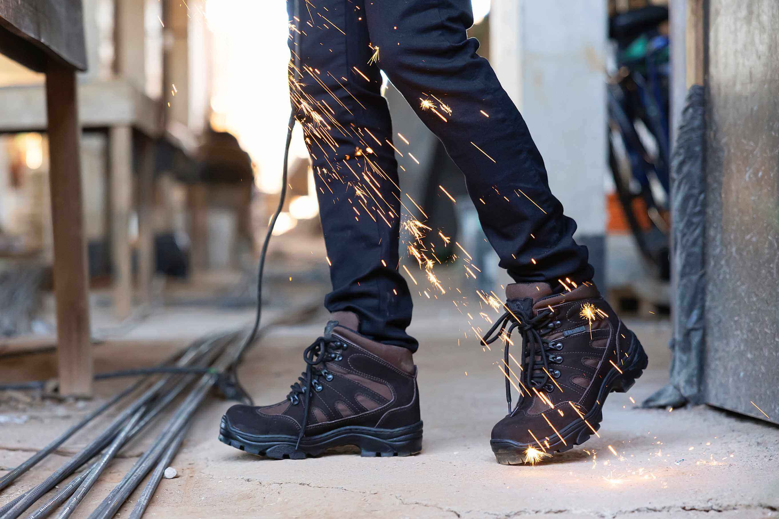 Segurança em Primeiro Lugar: Botas Anti Perfuro e Como Escolher, proteção em ambiente de trabalho com botas resistentes a perfuração.