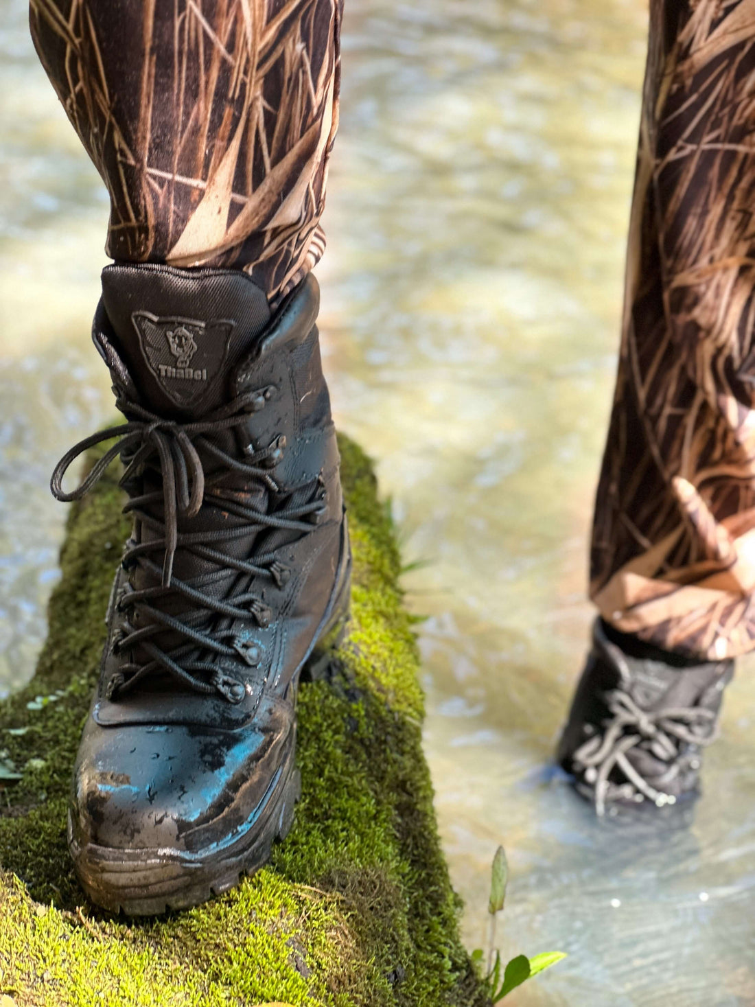 Botas militares para aventureiros em ambiente natural, com foco em resistência e estabilidade em terrenos difíceis.