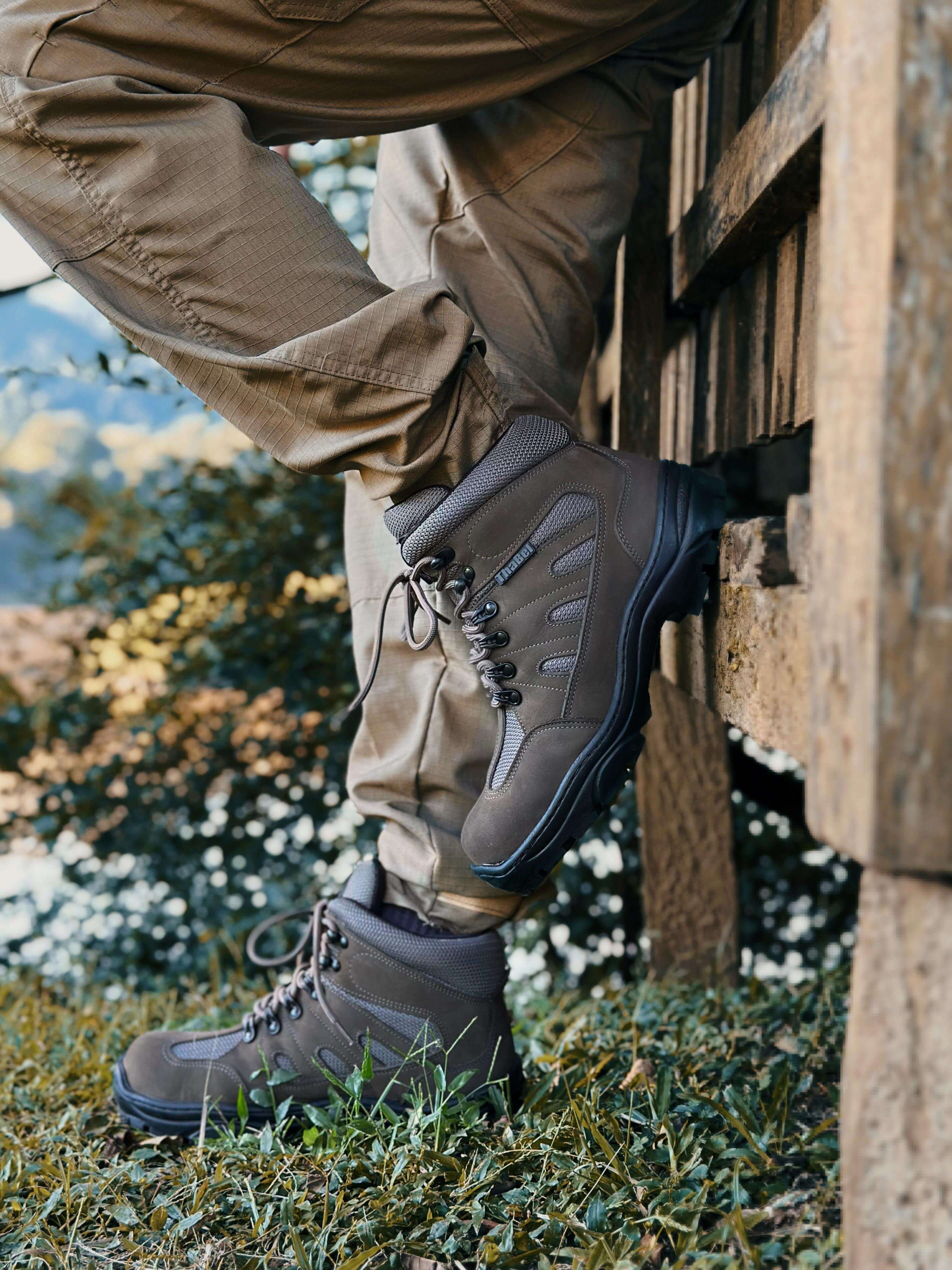 Homem usando um dos Melhores Modelos de Botas Masculinas para Todas as Ocasiões em um ambiente ao ar livre.