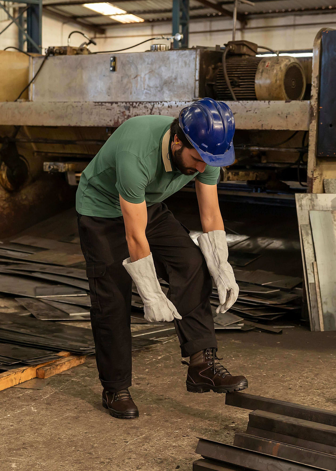 Trabalhador usando botina de segurança para trabalho em ambiente industrial.