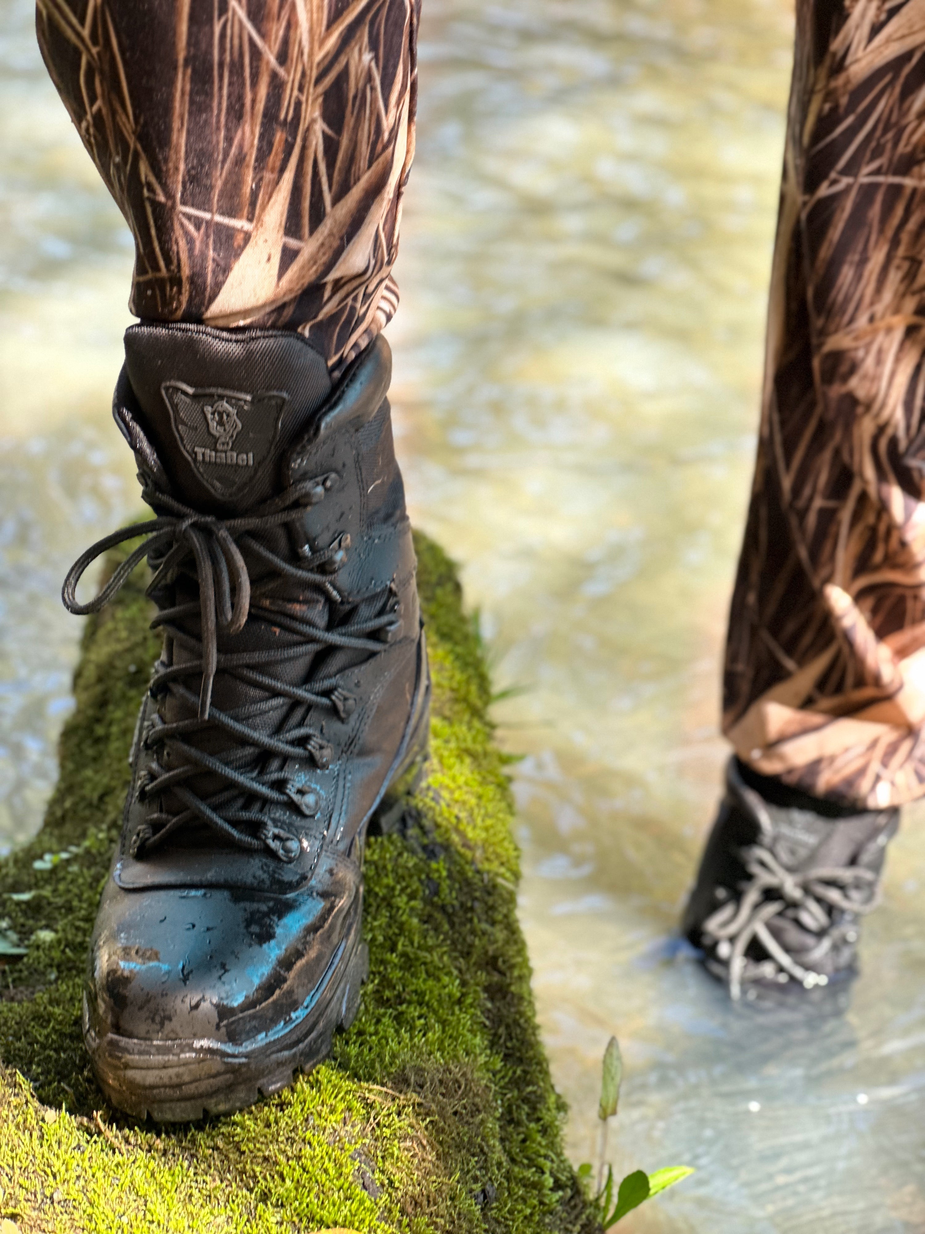 Botas militares para aventureiros em ambiente natural, com foco em resistência e estabilidade em terrenos difíceis.