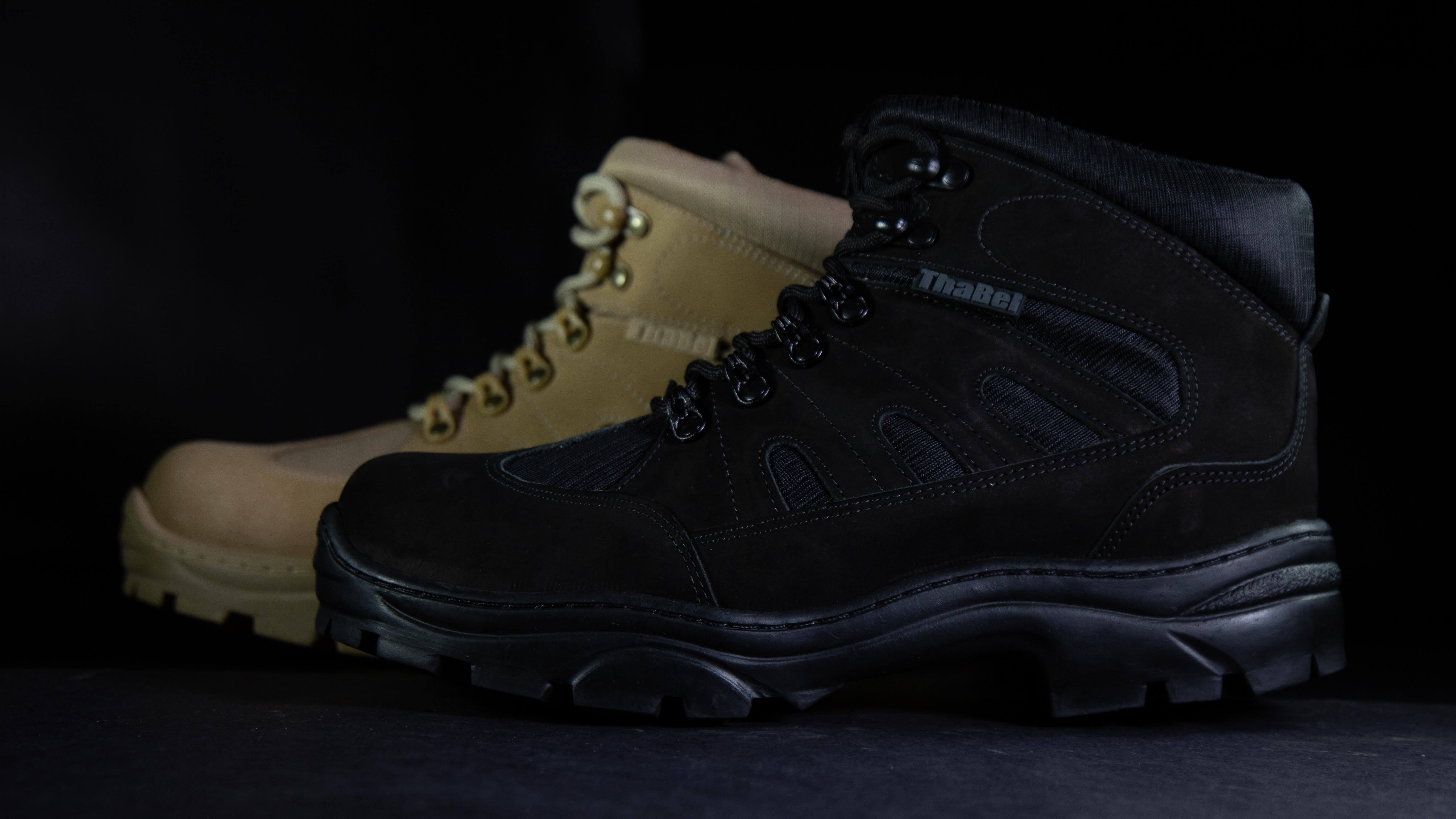 Duas botas táticas masculinas cano curto em preto e bege, destacando estilo e conforto. Melhores Botas Táticas Masculinas Cano Curto: Estilo e Conforto.