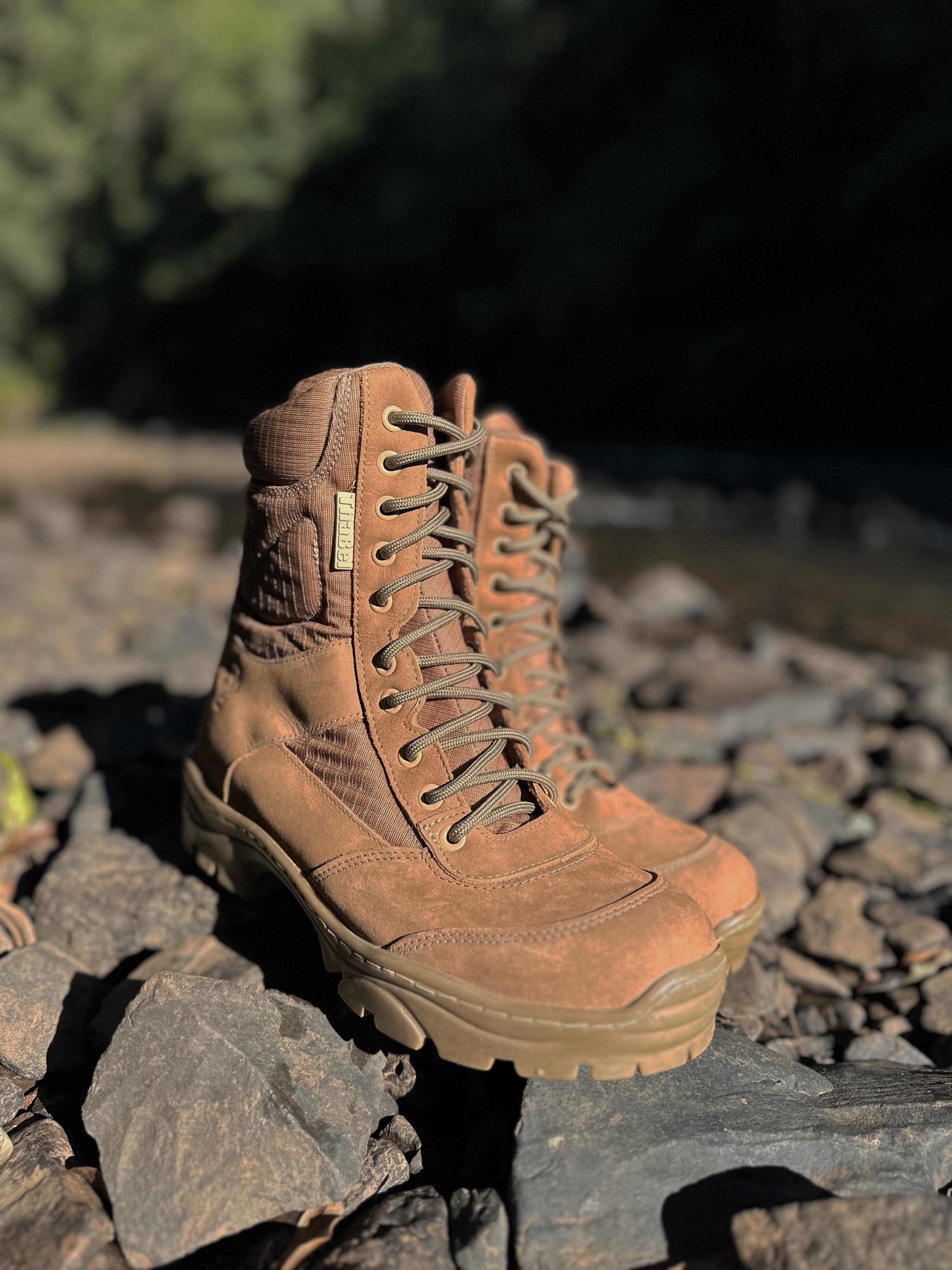 Coturno do exército conforto e durabilidade em ambiente natural, com design robusto e resistente.