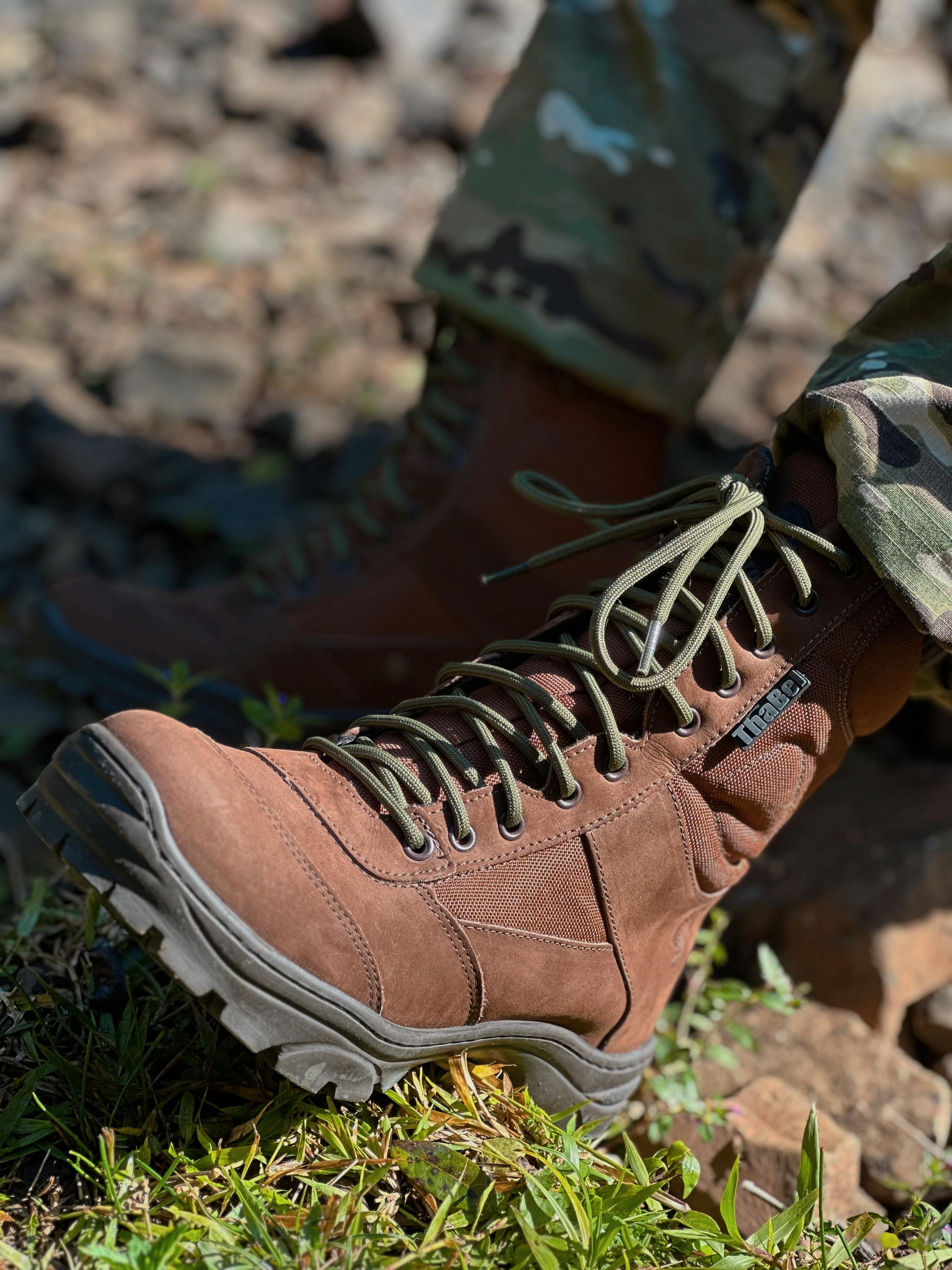 Botas táticas militares resistentes em um ambiente ao ar livre, destacando a resistência e conforto do calçado.