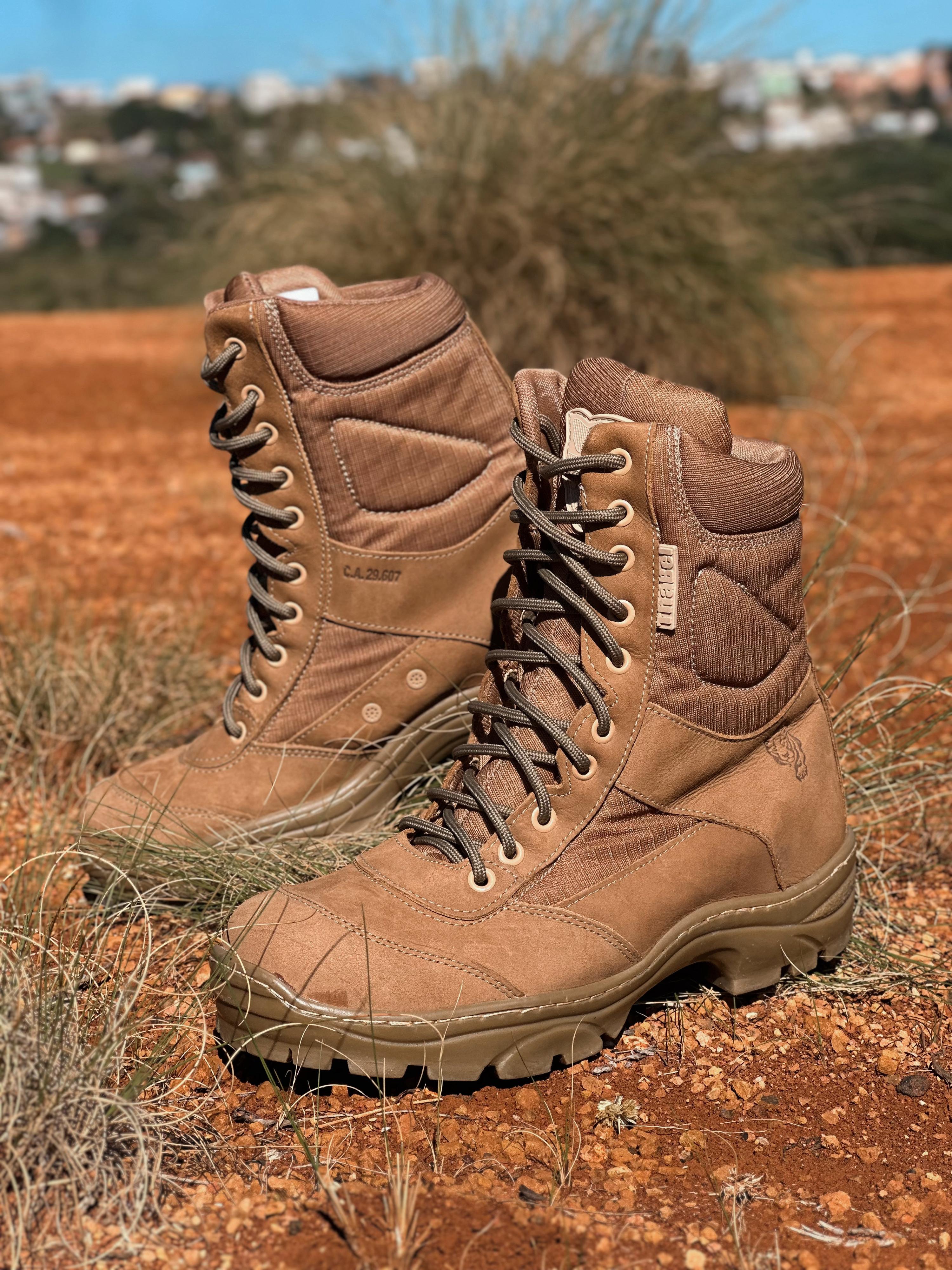 Bota impermeável masculina em terreno rústico, combinando proteção e estilo para aventuras ao ar livre.