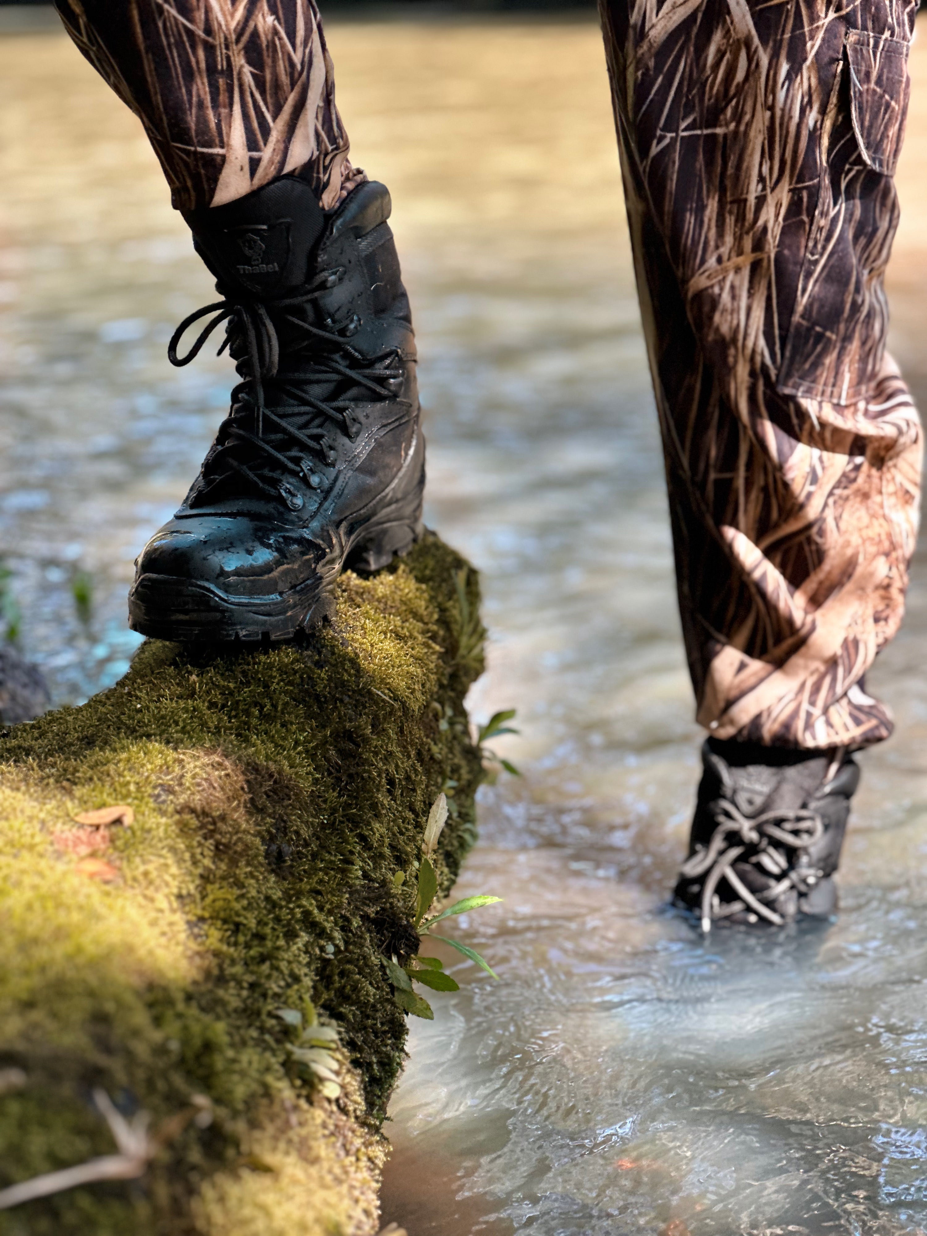 Botina masculina impermeável em ambiente natural, oferecendo proteção e estilo em terrenos molhados.