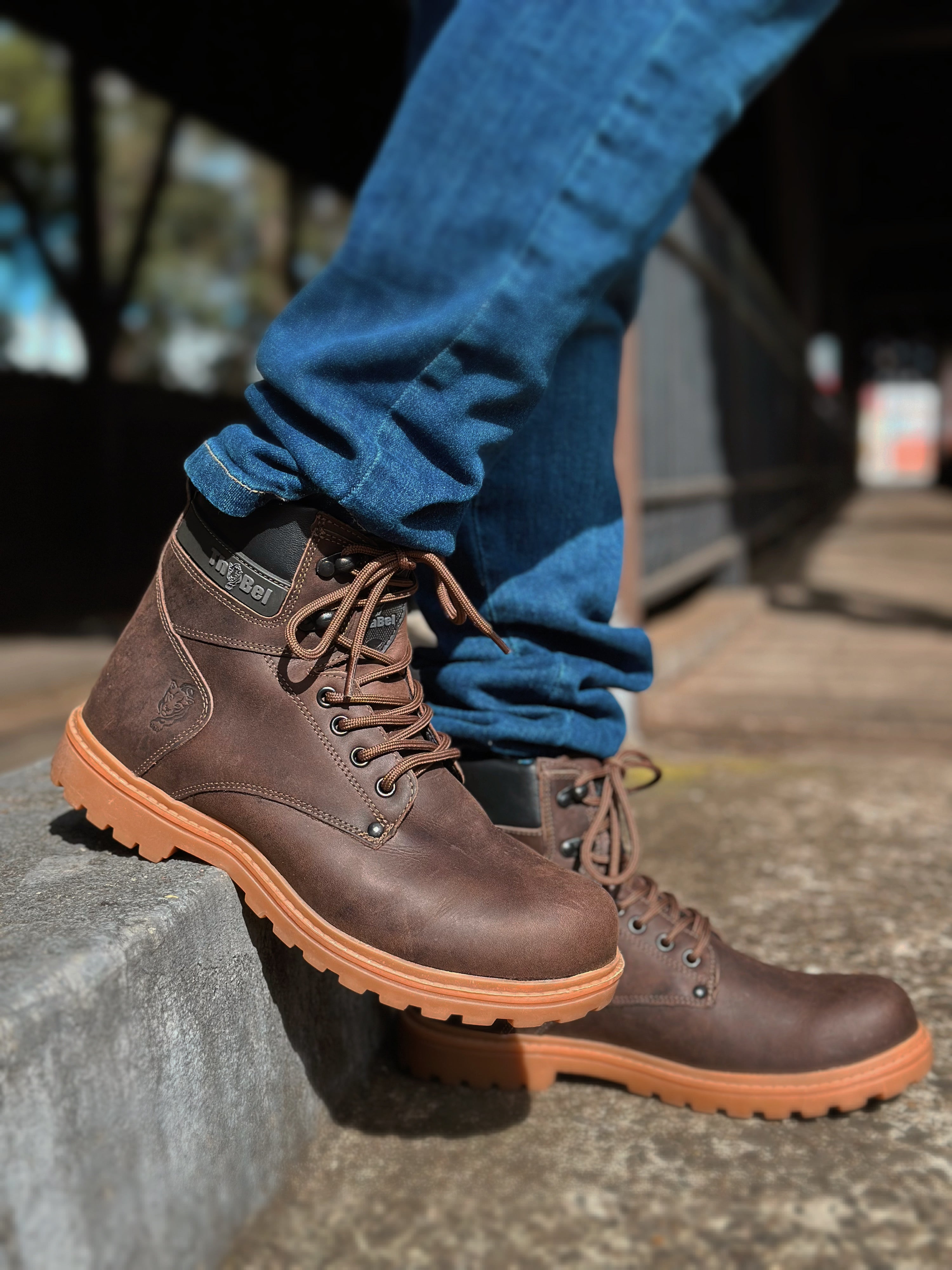 Bota de segurança para trabalho em destaque, proporcionando conforto e proteção no ambiente de trabalho.