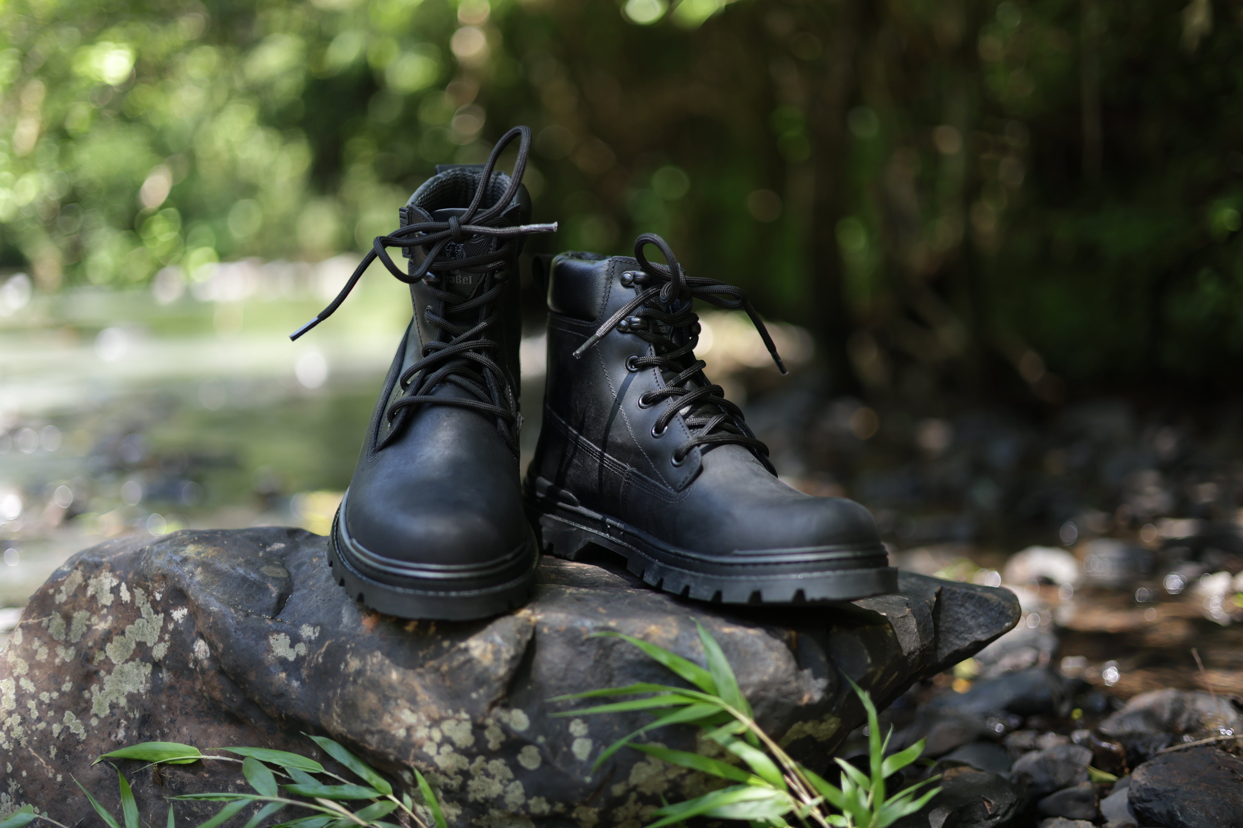 Bota Cano Alto Masculina Mais Confortável: Um Estudo Comparativo, botas pretas em ambiente natural.