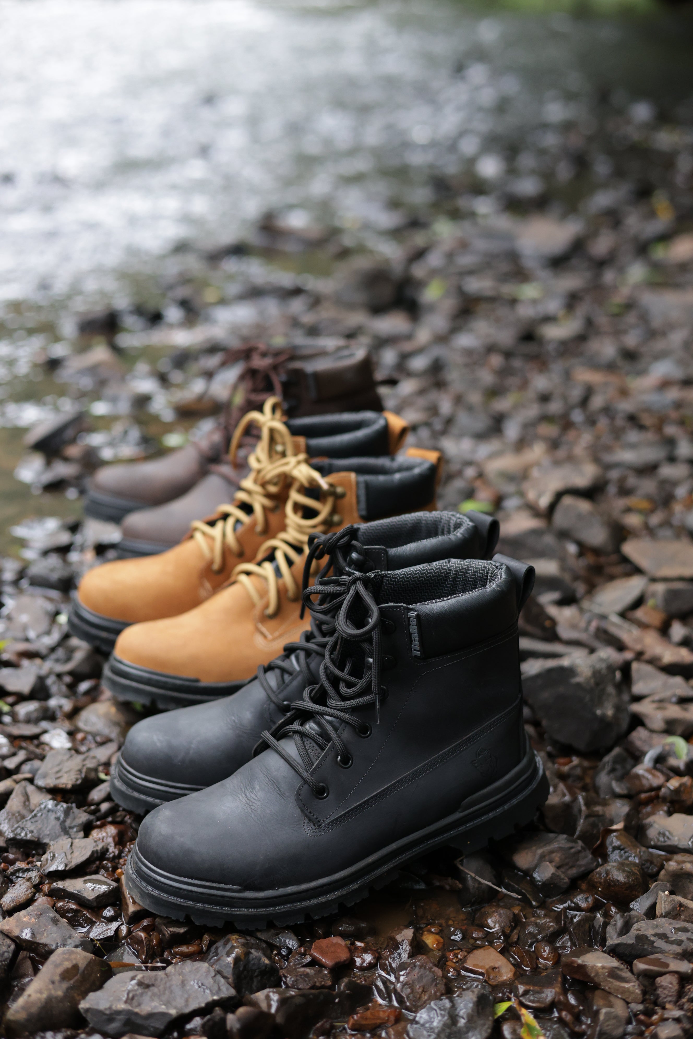 Variedade de Coturnos e Botas masculinas Essenciais para Seu Armário em um cenário natural