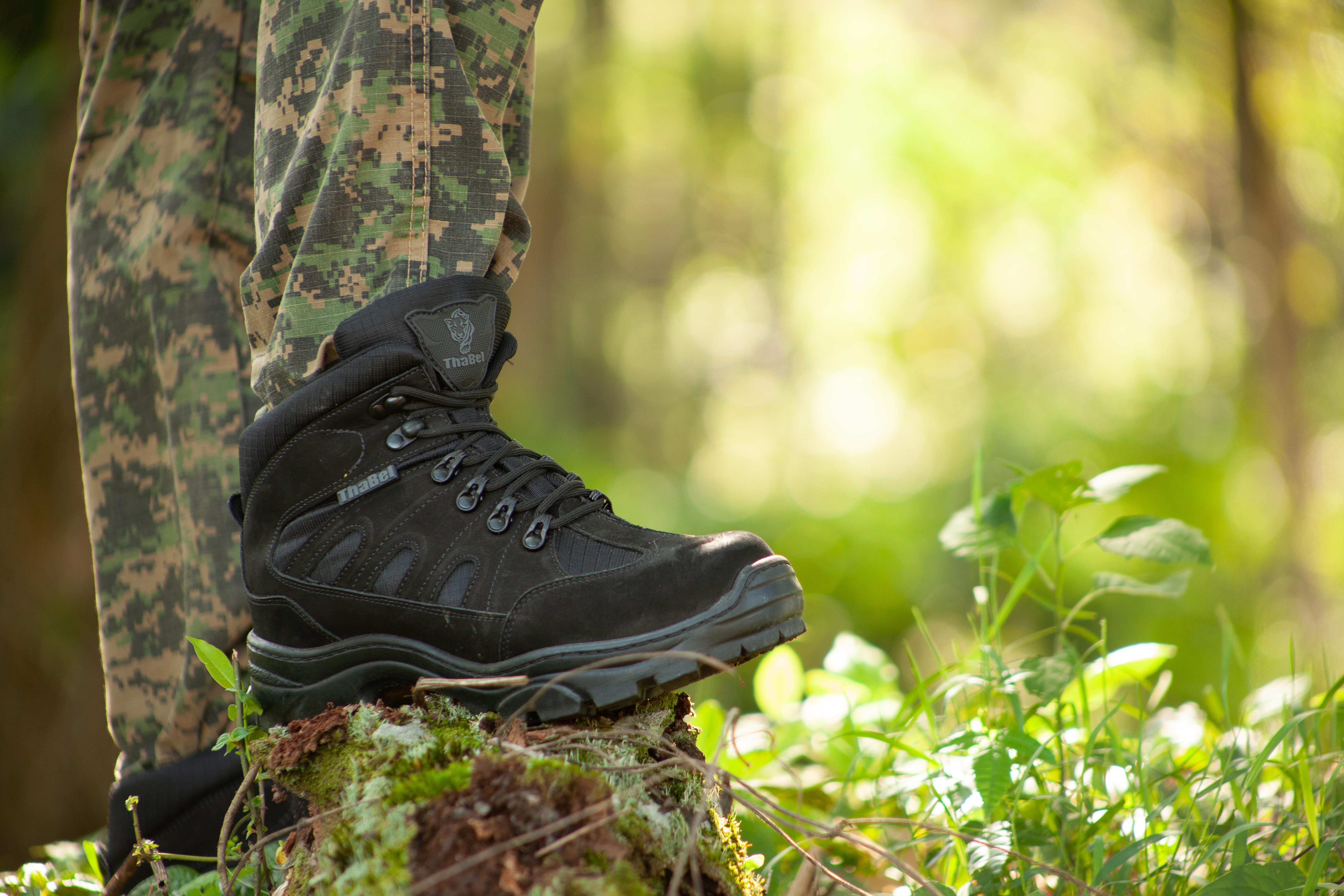 Coturno militar cano curto em ambiente natural, destacando estilo e funcionalidade.