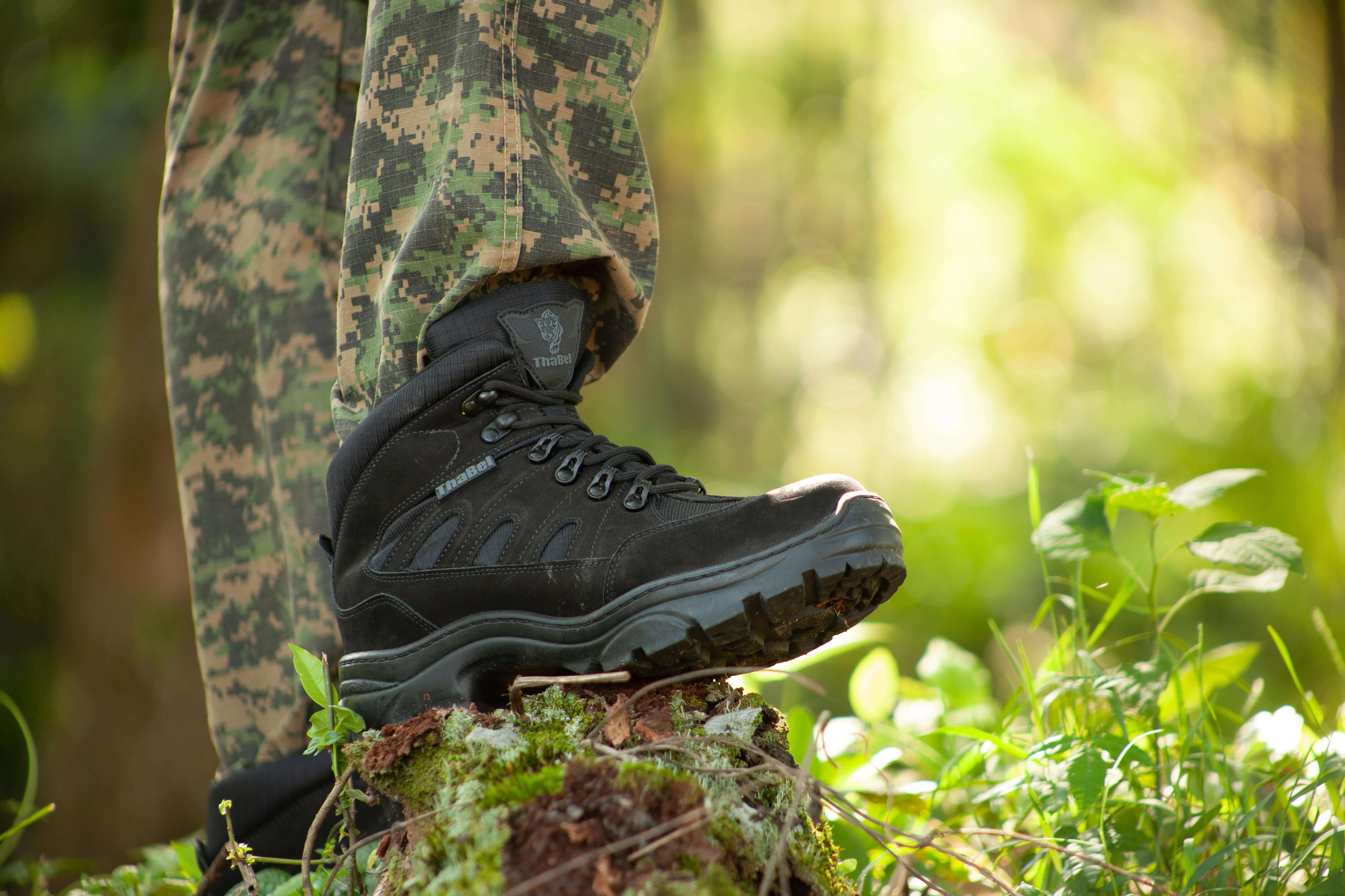Bota resistente da marca Thabel em floresta, destacando 10 Razões Para Confirar na Marca de Botas Thabel para qualidade e durabilidade.