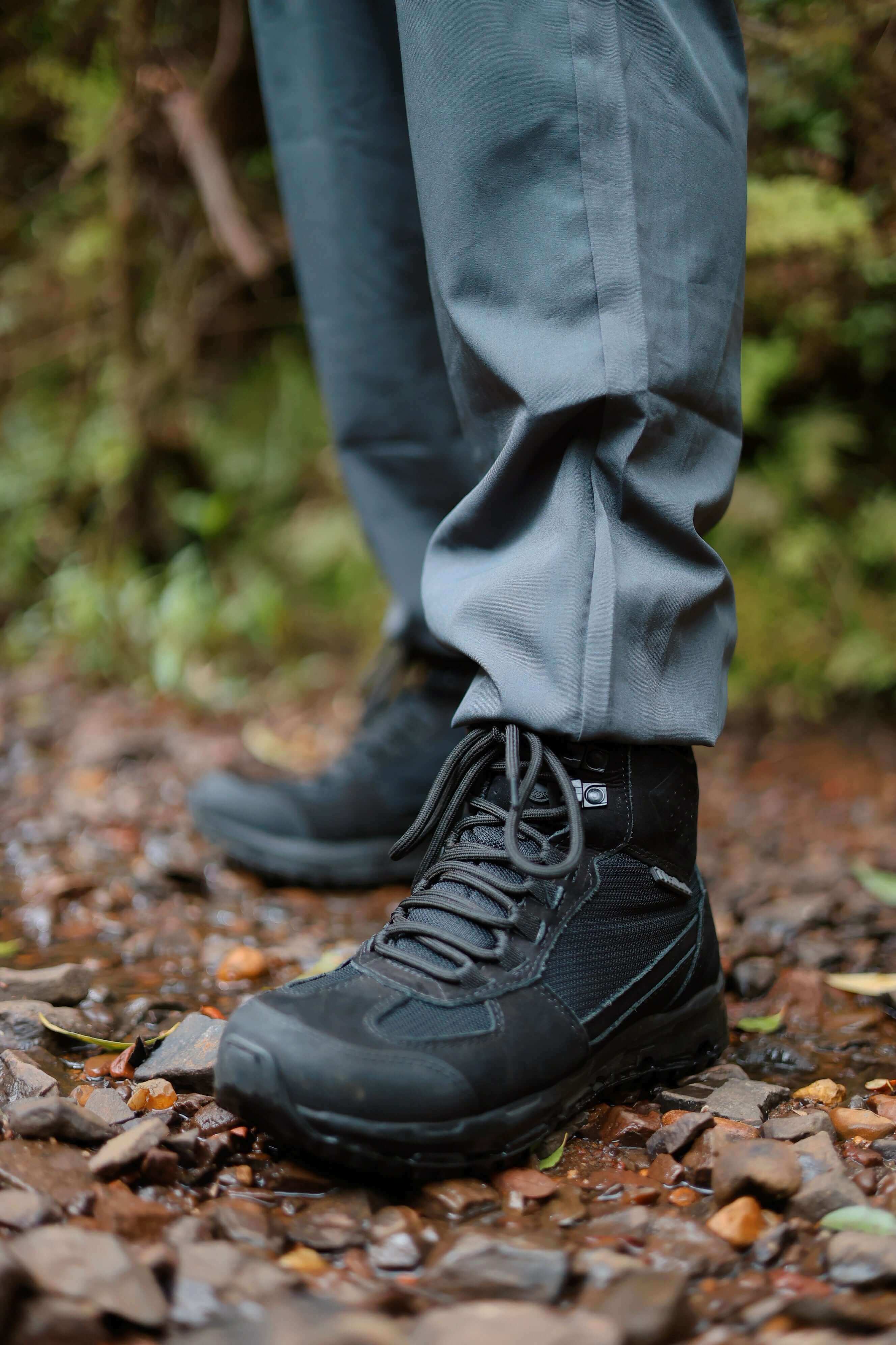 Pessoa usando botas Botas ThaBel em terreno acidentado. A marca Botas ThaBel é confiável?