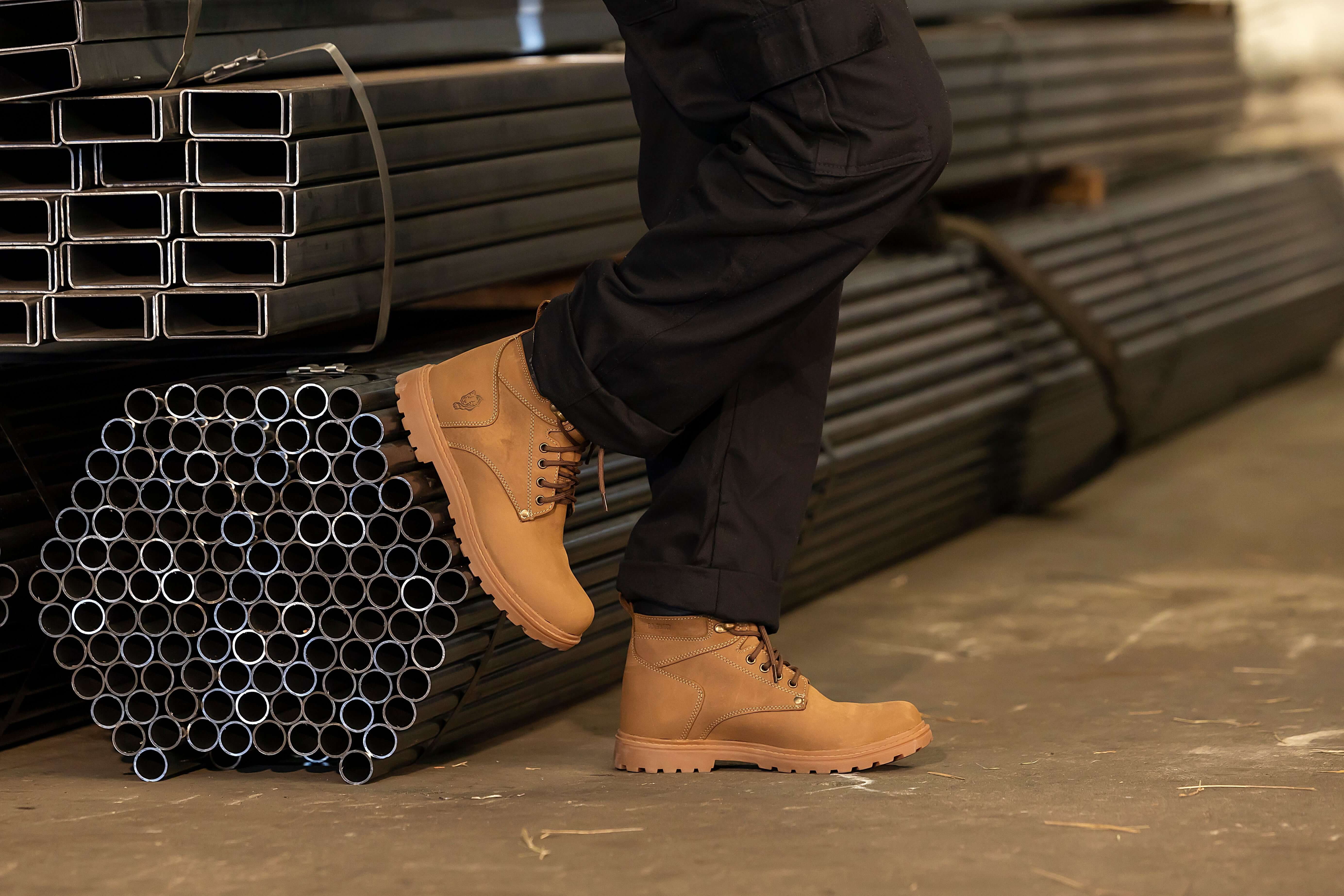 Homem usando botas de segurança masculinas em ambiente de trabalho, bota de segurança masculina: guia completo de escolha