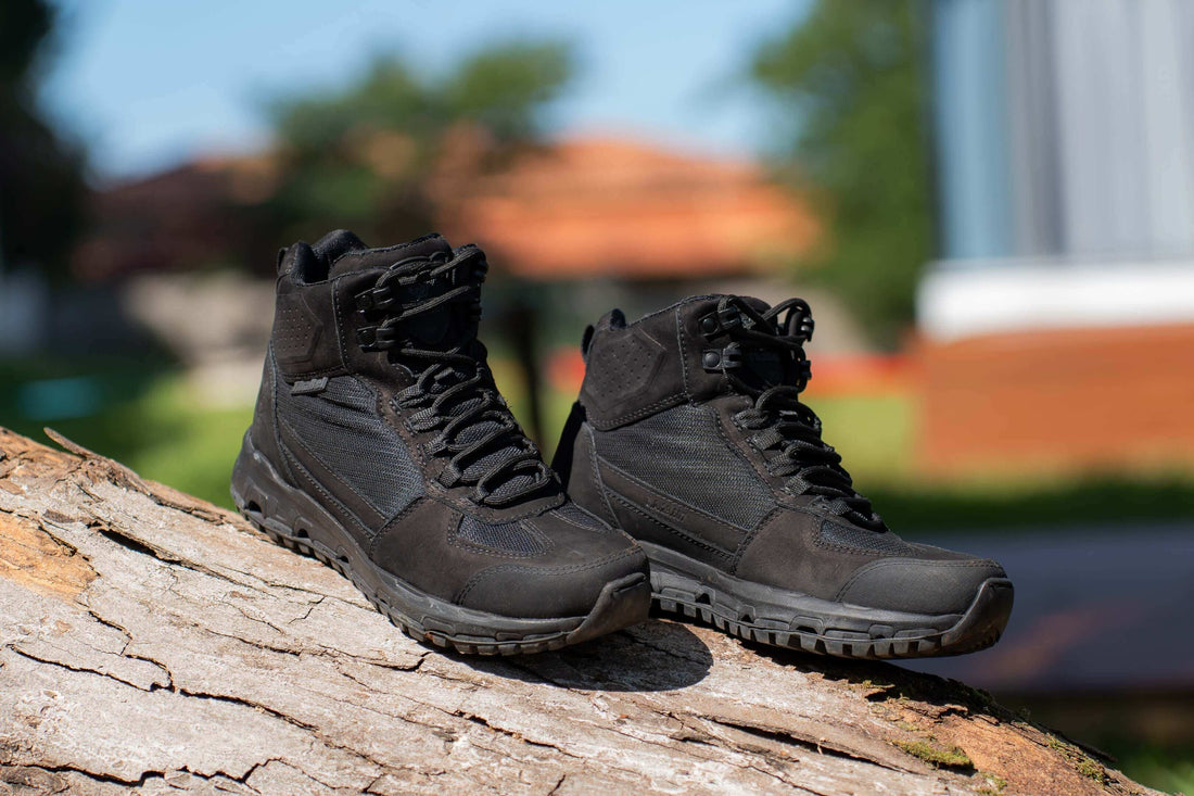 Bota Adventure: Guia da Bota Ideal para Trilhas e Hiking. Par de botas pretas em tronco.