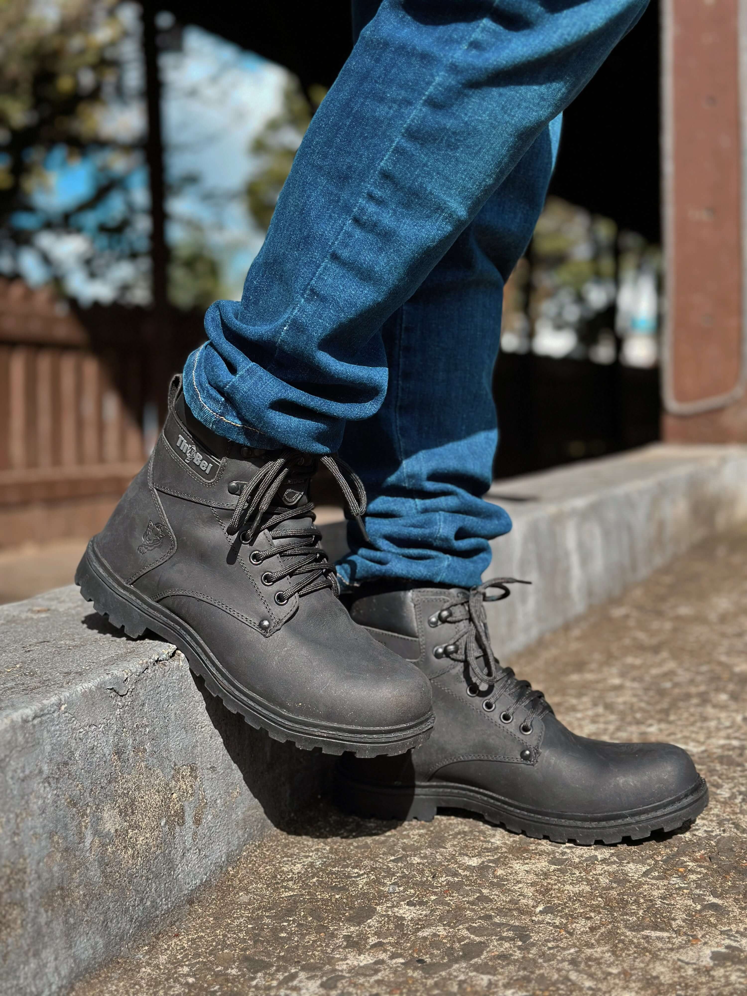 Homem usando botas masculinas de segurança em ambiente de trabalho ao ar livre, destaque no guia completo para proteção.