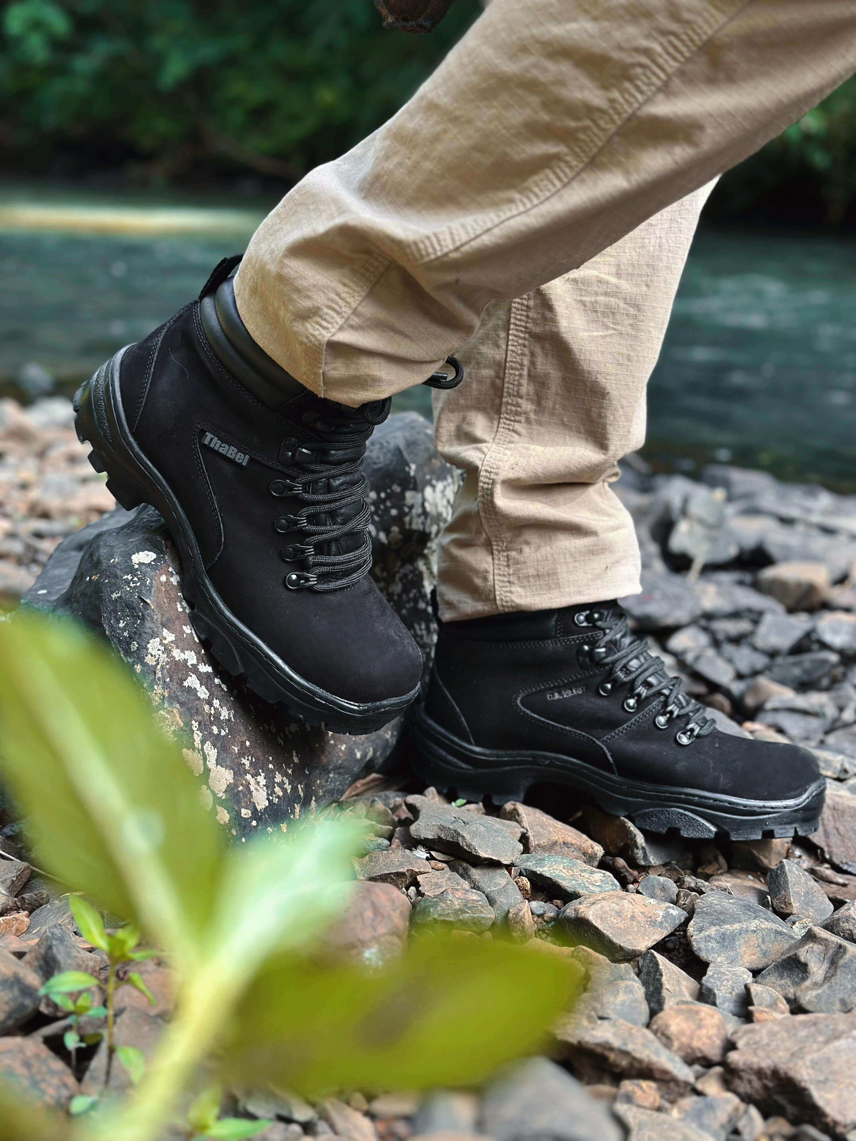 Botas masculinas de cano alto no estilo casual ao ar livre, representando as Melhores Botas de Cano Alto: Estilo, Conforto e Tendências.