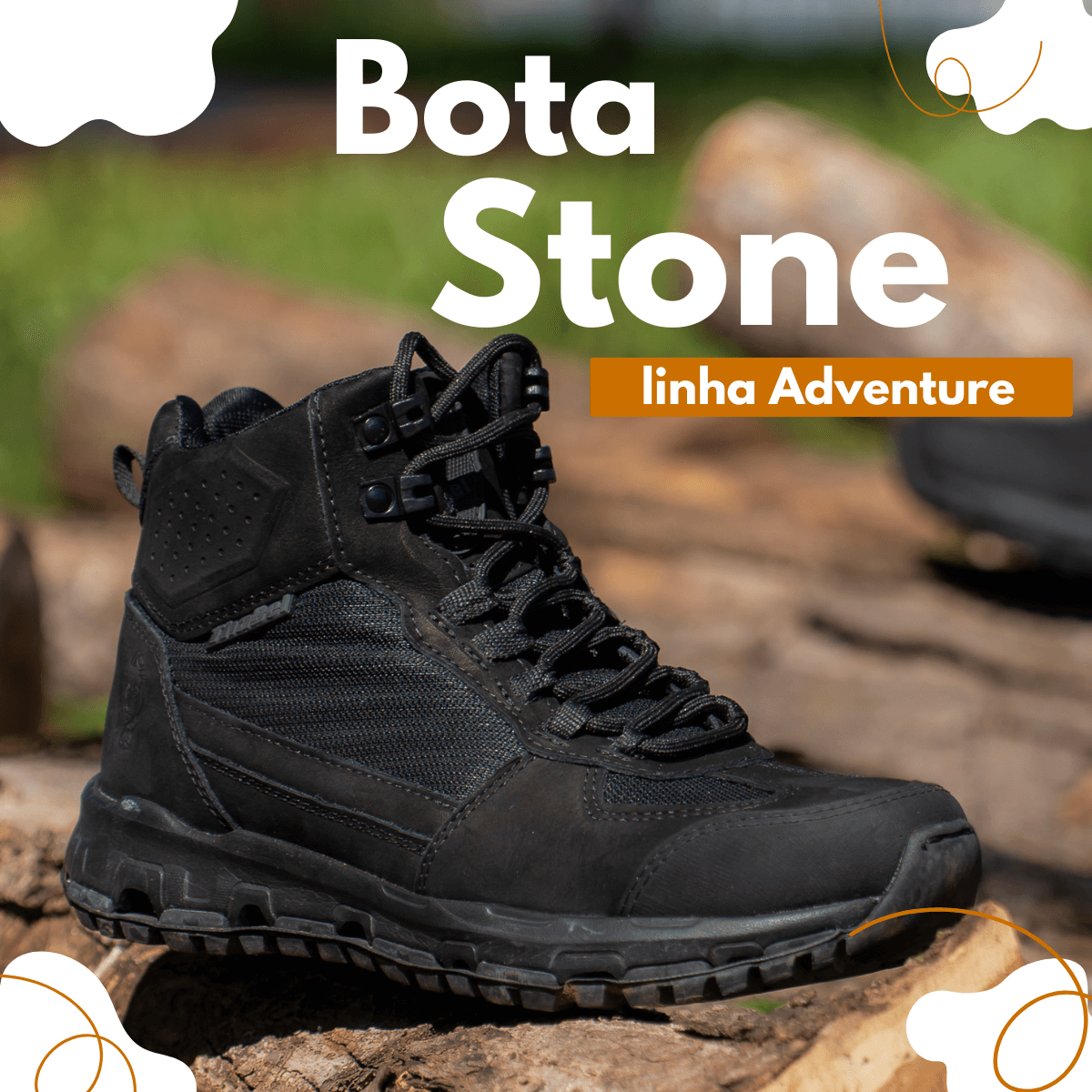 Bota preta da linha Adventure colocada em troncos de madeira, destacando a qualidade das Botas Thabel. O site da Botas Thabel é confiável?