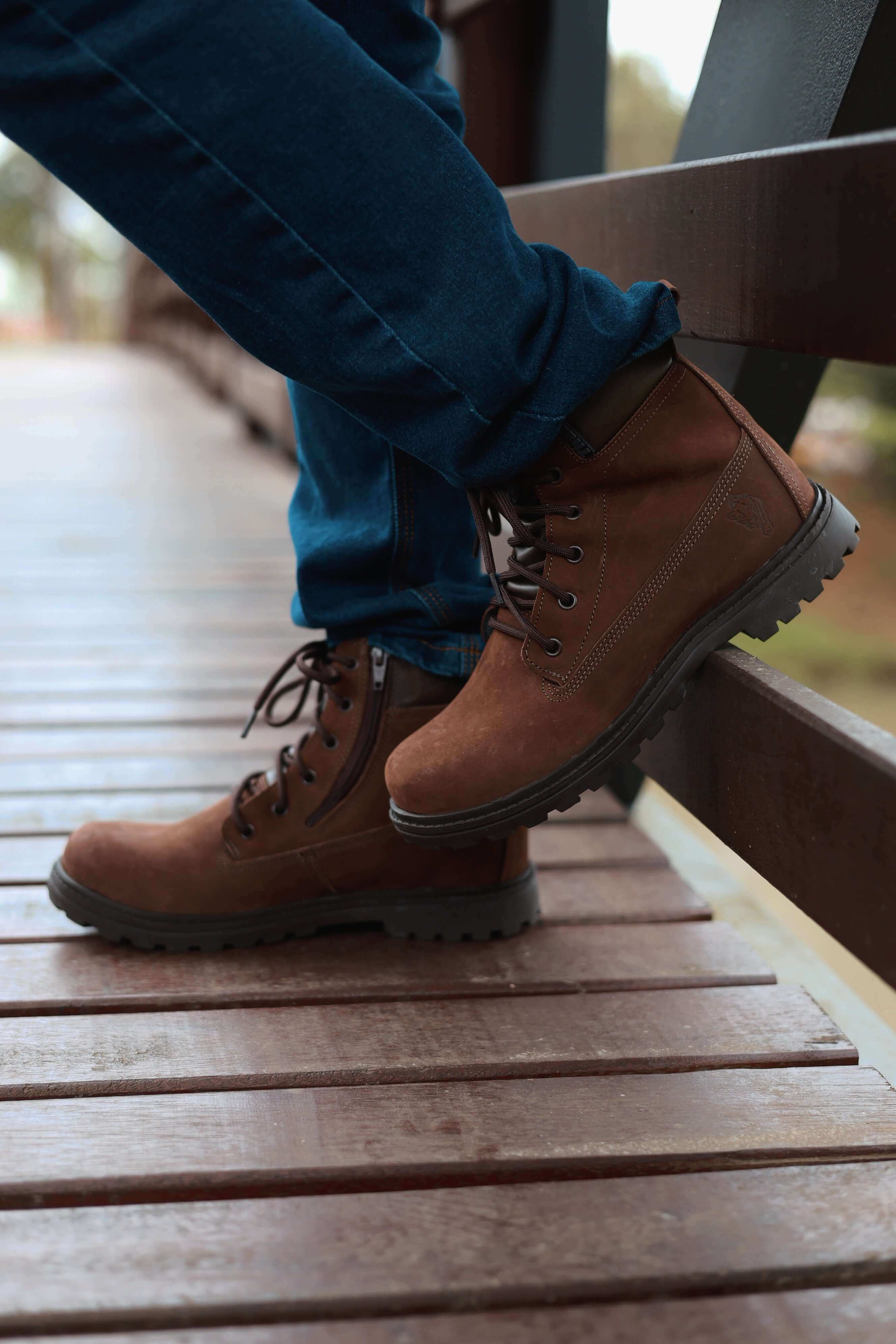 Botas de segurança masculina em ponte de madeira - Guia: Como Escolher a Bota de Segurança Masculina Ideal