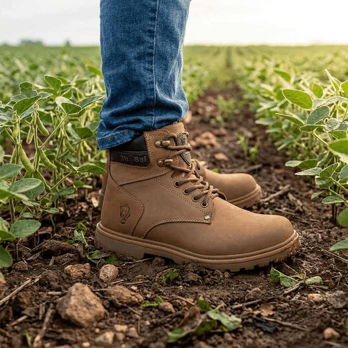 Bota para Trabalho Thabel WorkBel Anti Perfuro Coyote com CA em um campo