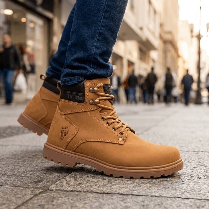 Bota de Segurança Thabel WorkBel Anti Perfuro Yellow com CA em ambiente urbano, destacando estilo e conforto.