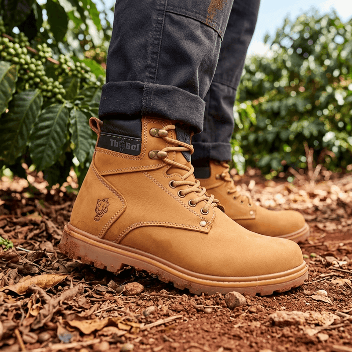 Bota de Segurança Thabel WorkBel Anti Perfuro Yellow com CA em ambiente natural, destacando seu design tático.