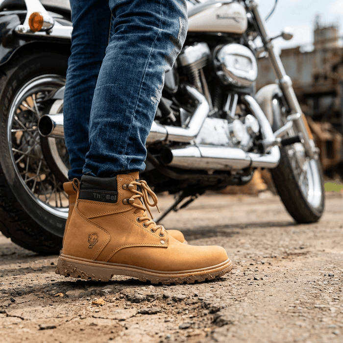 Bota de Segurança Thabel WorkBel Anti Perfuro Yellow com CA em ambiente outdoor com moto ao fundo.
