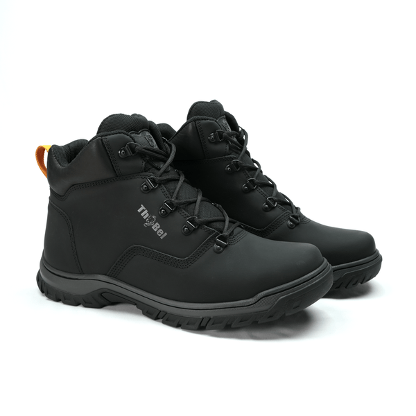 Bota Masculina de Couro para Trabalho e Trilha ThaBel Hunter Preta com CA, biqueira de PVC e solado antiderrapante resistente a óleo, feita no Brasil.