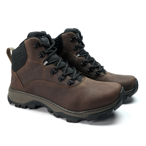 Bota de Trilha Masculina ThaBel Hero Couro Crazy Horse Marrom com CA, solado tratorado antiderrapante, ideal para montanha e uso casual com jeans.