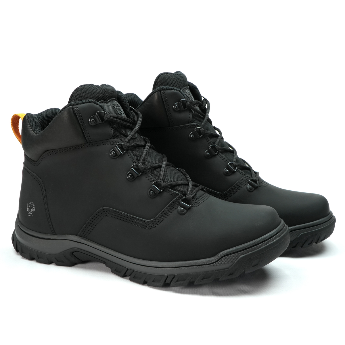 Bota Masculina de Couro para Trabalho e Trilha ThaBel Hunter Preta com CA, biqueira de PVC e solado antiderrapante resistente a óleo, feita no Brasil.