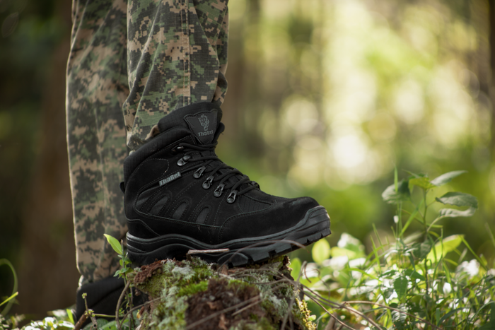 Bota Militar Thabel ThunderBel Anti Perfuro Preta com CA em ambiente natural, mostrando conforto e robustez.