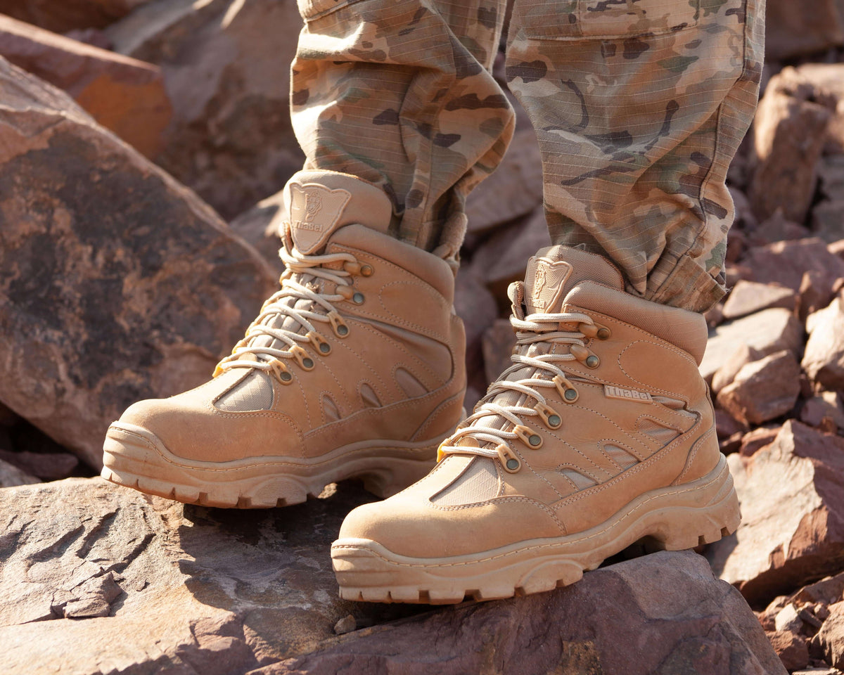 Bota Tática Thabel ThunderBel Anti Perfuro Desert com CA em cenário rochoso, ideal para uso urbano.