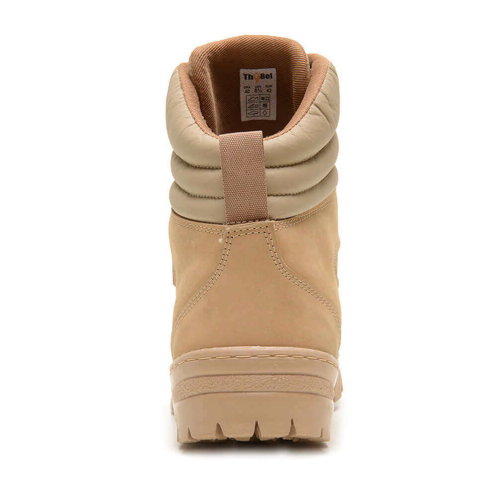 Traseira da Bota Tática ThaBel Highlander Anti Perfuro Desert com CA, material em couro nobuck, vista de trás, cor bege.