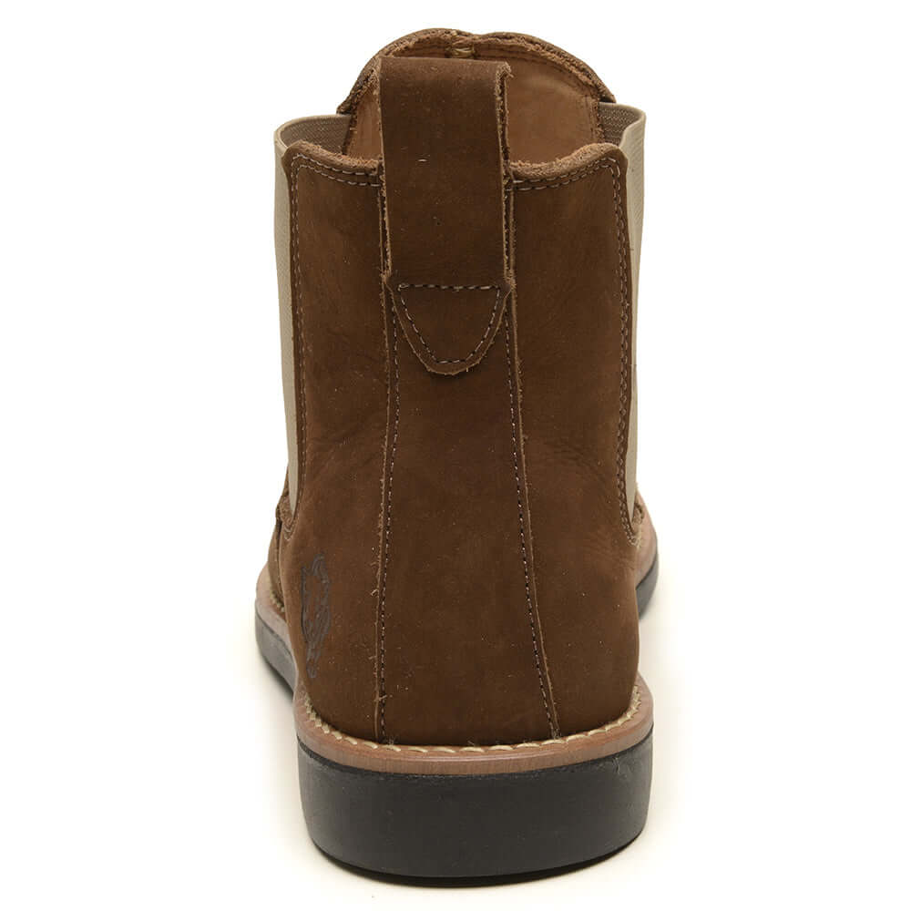Botina Masculina Anti Perfuro ThaBel Horse Marrom, bota masculina em couro, vista traseira destacando puxador em couro e sola resistente.