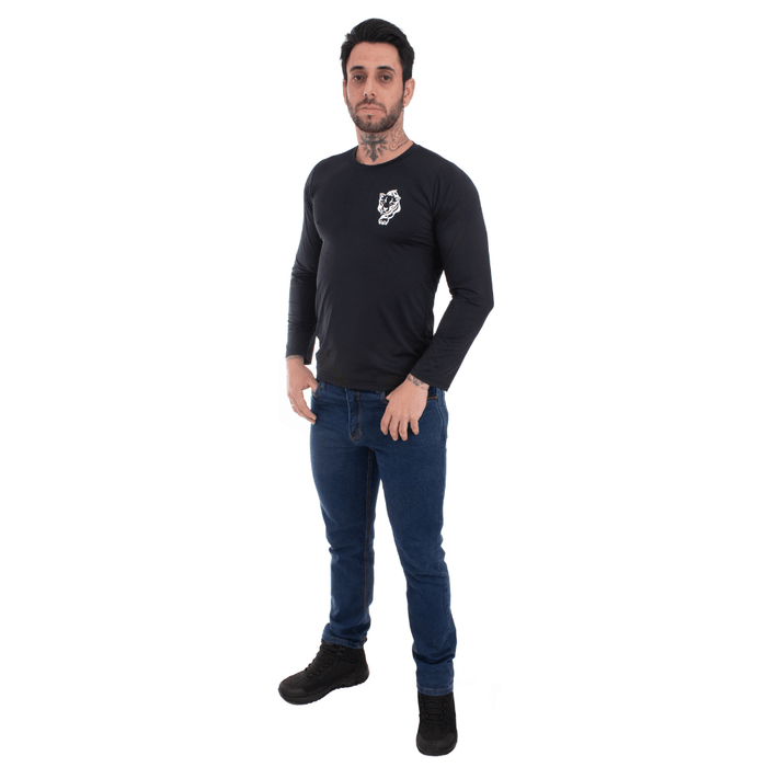 Homem vestindo Calça Jeans Masculina ThaBel Phantom Azul Escuro com camiseta preta, ideal para segurança e estilo casual.
