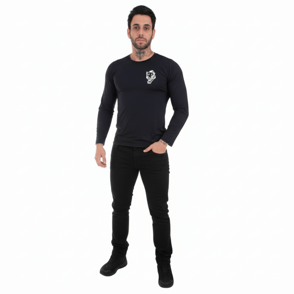 Modelo vestindo Calça Jeans Gray Man ThaBel Phantom Preto com camisa preta, destacando estilo e resistência.