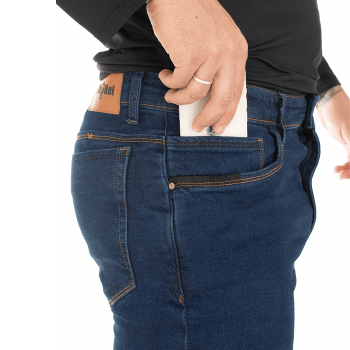 Modelo usando Calça Jeans Masculina ThaBel Phantom Azul Escuro. Ideal com bota tática, bota de segurança, coturno militar, e bota work.