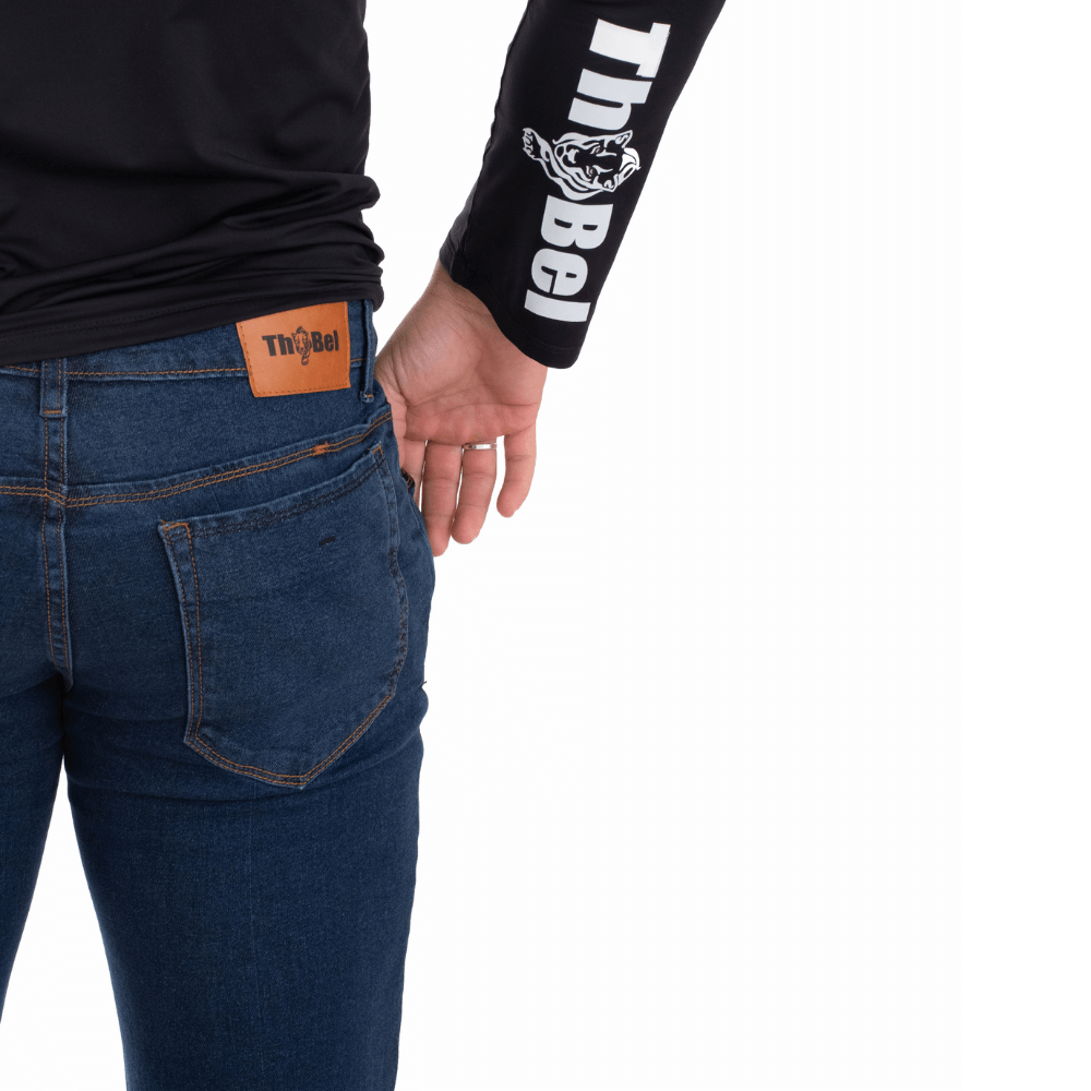 Calça Jeans Masculina ThaBel Phantom Azul Escuro combinada com bota tática para segurança, estilo casual e atividade profissional.