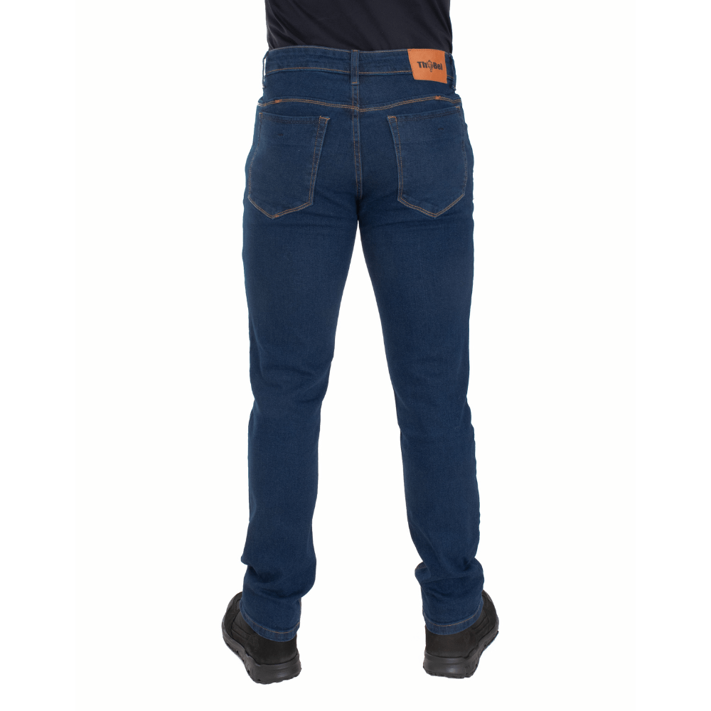 Calça Jeans Masculina ThaBel Phantom Azul Escuro com bota tática, ideal para segurança e estilo no trabalho ou aventuras.