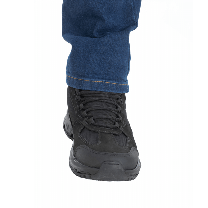 Calça Jeans Masculina ThaBel Phantom Azul Escuro com bota tática casual e resistente, ideal para segurança e estilo diário.
