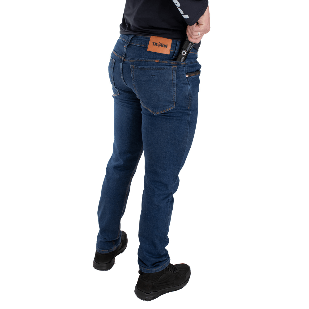 Calça Jeans Masculina ThaBel Phantom Azul Escuro, ideal para combinação com bota tática, coturno militar e calçado masculino resistente.