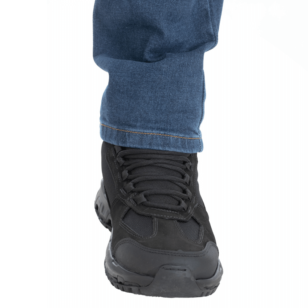 Calça Jeans Masculina ThaBel Phantom Azul combinada com bota tática resistente, ideal para discrição e estilo versátil em qualquer situação.