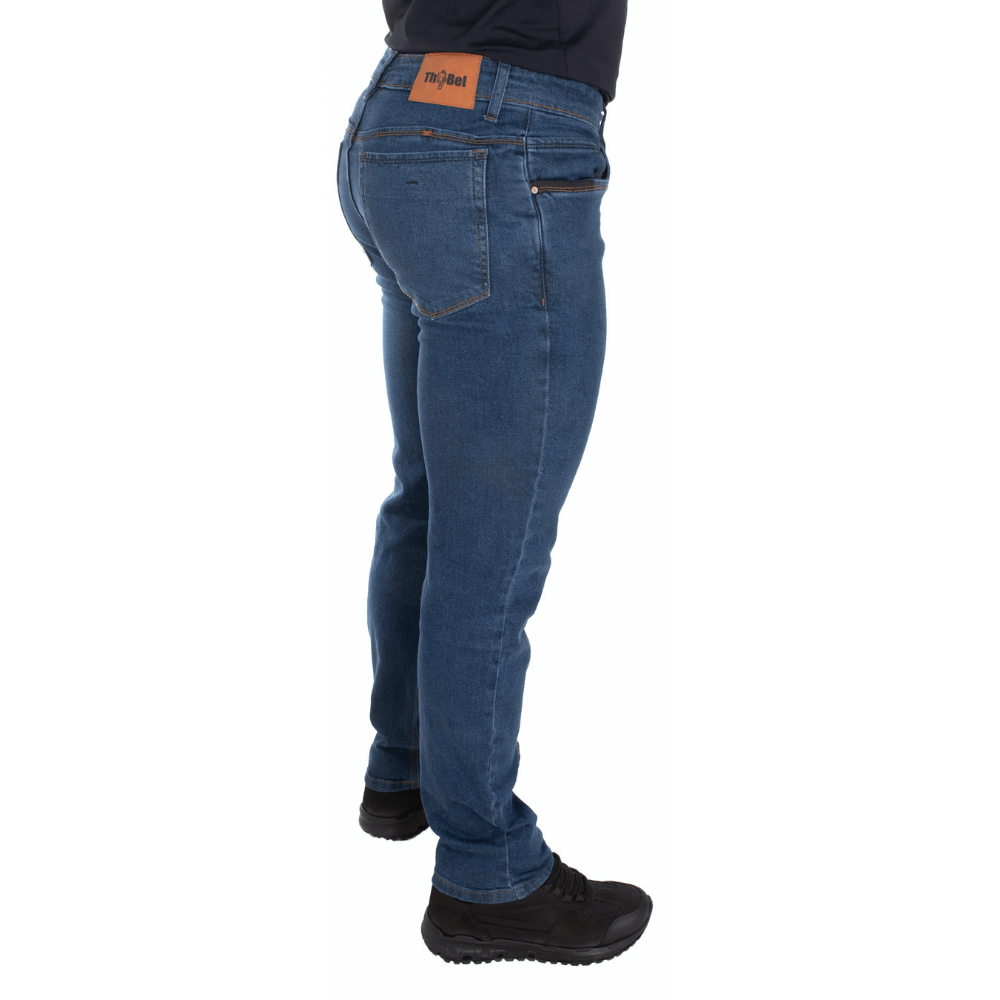 Calça Jeans Masculina ThaBel Phantom Azul com bota tática para estilo e discrição, combinada com calçado masculino resistente.