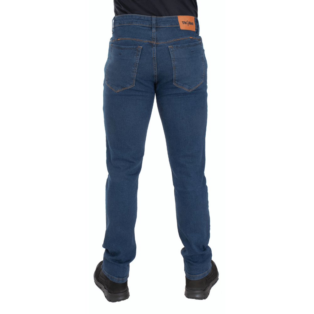 Calça Jeans Masculina ThaBel Phantom Azul com bota tática, ideal para estilo discreto e funcionalidade no dia a dia ou no trabalho.