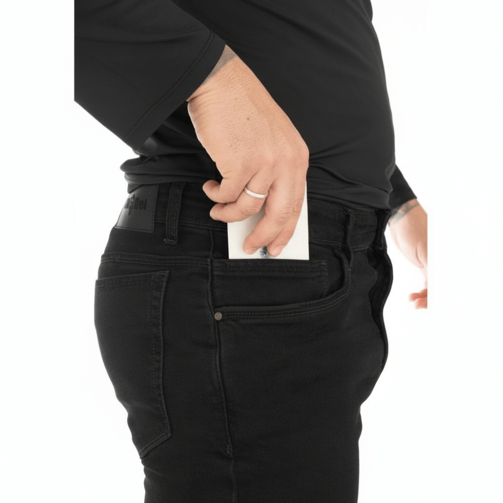 Calça Jeans Gray Man ThaBel Phantom Preto com bolso seguro para objetos essenciais; estilo e funcionalidade em uma peça discreta.