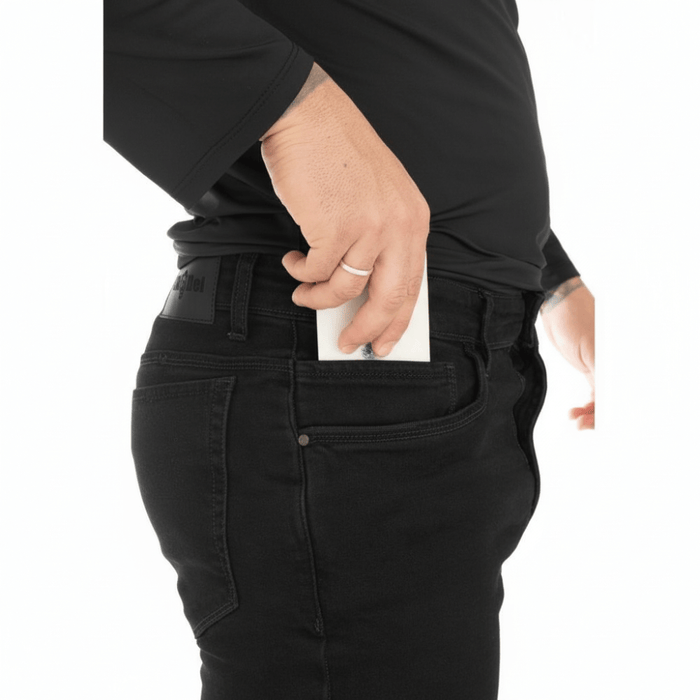 Calça Jeans Gray Man ThaBel Phantom Preto com bolso seguro para objetos essenciais; estilo e funcionalidade em uma peça discreta.