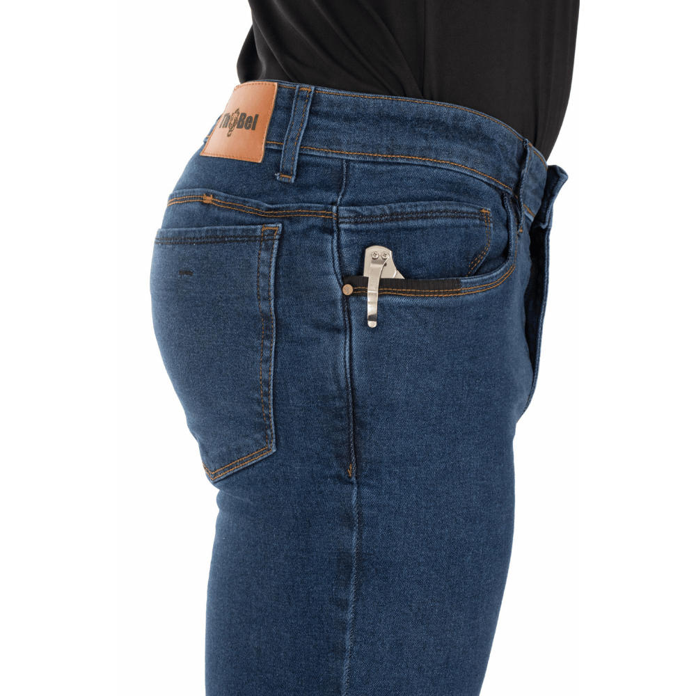 Lateral da Calça Jeans Masculina ThaBel Phantom Azul destacando bolso e modelagem tática, ideal com bota tática para discrição e estilo.