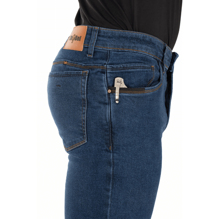 Lateral da Calça Jeans Masculina ThaBel Phantom Azul destacando bolso e modelagem tática, ideal com bota tática para discrição e estilo.